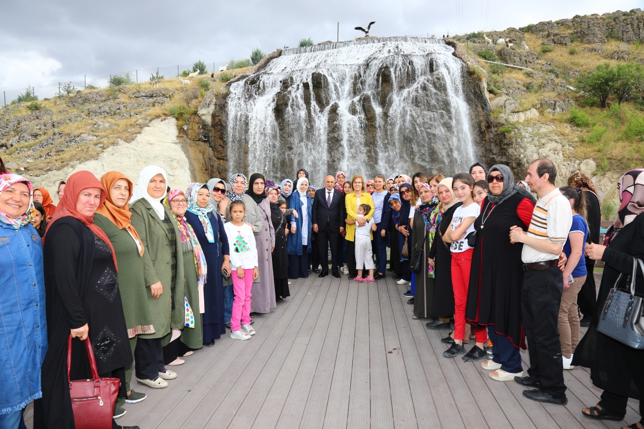 ak parti kadin kollari piknik programi kartaltepe kent ormani kecioren belediyesi