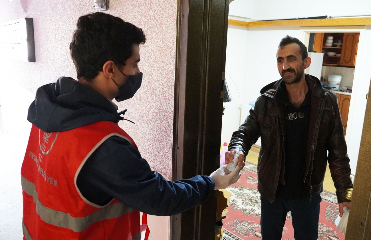 Keçiören Belediyesinden ev ev maske, kolonya ve dezenfektan dağıtımı