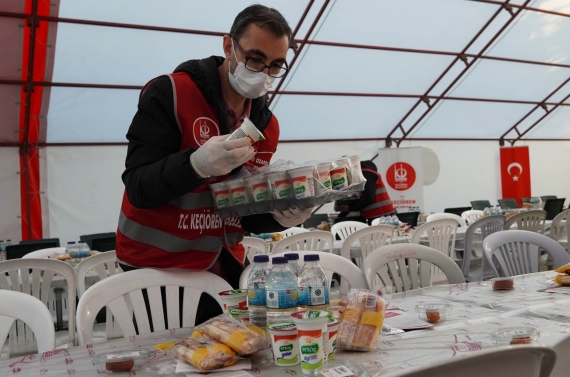 200 bin kişi Keçiören`de iftar yaptı