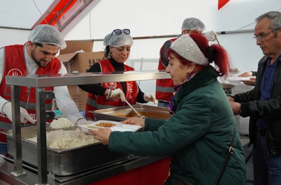 200 bin kişi Keçiören`de iftar yaptı