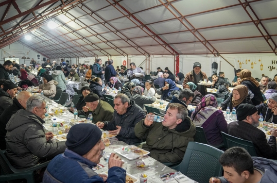 200 bin kişi Keçiören`de iftar yaptı