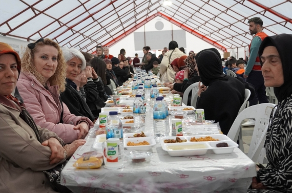 200 bin kişi Keçiören`de iftar yaptı