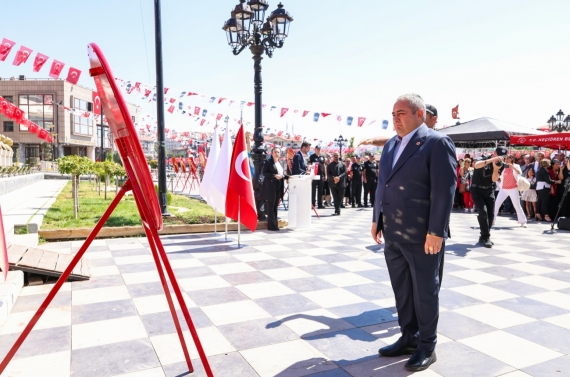 30 Ağustos Zafer Bayramı kutlamaları çelenk sunumu ile başladı