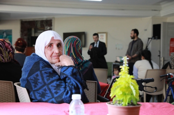 Anneler Günü’nde huzurevi sakinlerine sürpriz ziyaret
