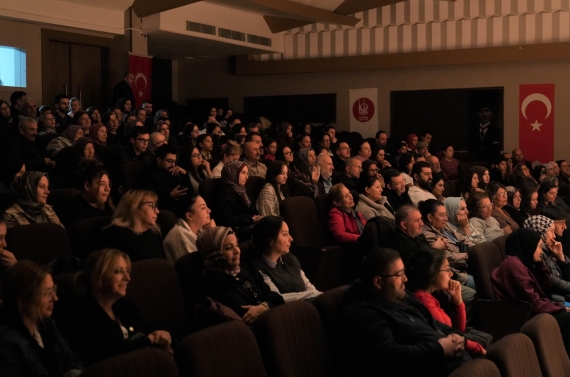 Babam Geri Döndü tiyatro oyunu Keçiören’de büyük ilgi gördü
