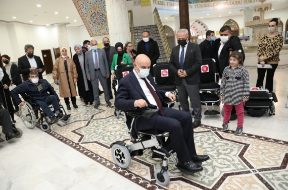Başkan Altınok 10 akülü sandalye hediye etti