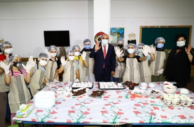 Başkan Altınok çocuklarla kurabiye yaptı