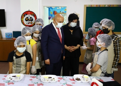 Başkan Altınok çocuklarla kurabiye yaptı