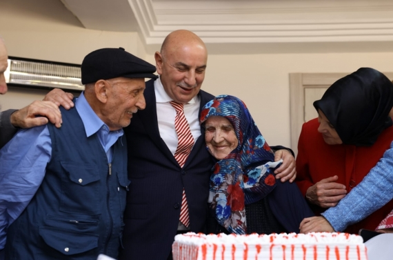 Başkan Altınok huzurevinde yaşlılarla bayramlaştı