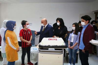 Başkan Altınok LGS öncesinde öğrencilerle pasta kesti