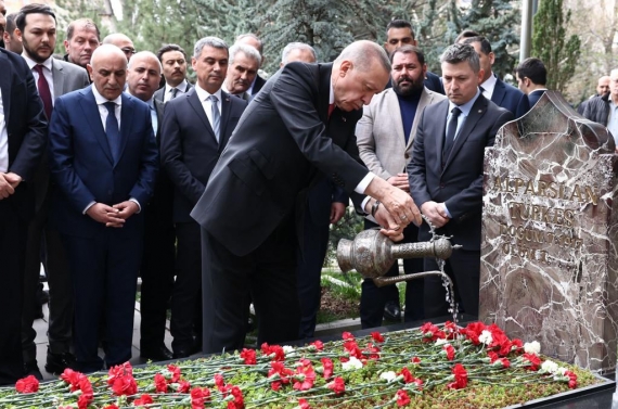 Merhum Alparslan Türkeş mezarı başında anıldı