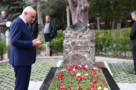 Merhum Alparslan Türkeş mezarı başında anıldı