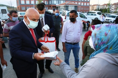 Başkan Altınok naylon poşet kullanımını azaltmak için bez torba dağıttı