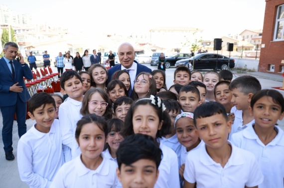 Başkan Altınok okulun ilk gününde öğrencilerle buluştu