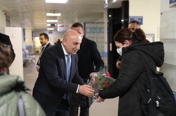 Başkan Altınok’tan sağlık çalışanlarına çiçek hediyesi