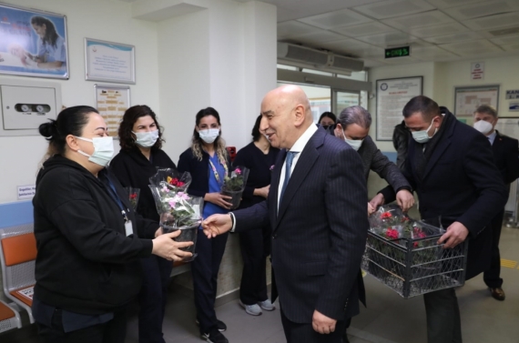 Başkan Altınok’tan sağlık çalışanlarına çiçek hediyesi