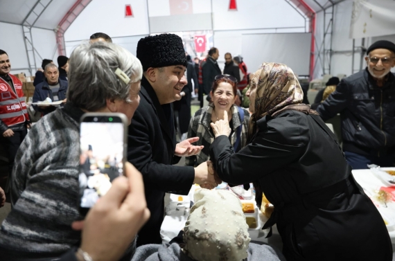 Başkan Mesut Özarslan iftar çadırında vatandaşlarla oruç açtı