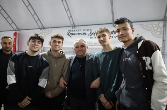 Başkan Mesut Özarslan iftar çadırında vatandaşlarla oruç açtı