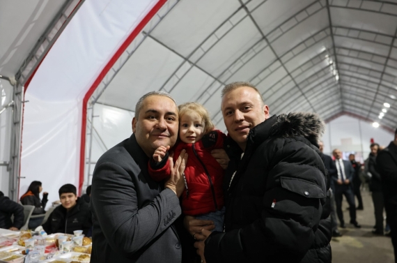 Başkan Mesut Özarslan iftar çadırında vatandaşlarla oruç açtı