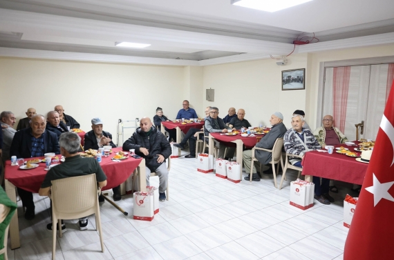 Başkan Mesut Özarslan ve eşi Filiz Özarslan, konukevi sakinleriyle iftar sofrasında buluştu