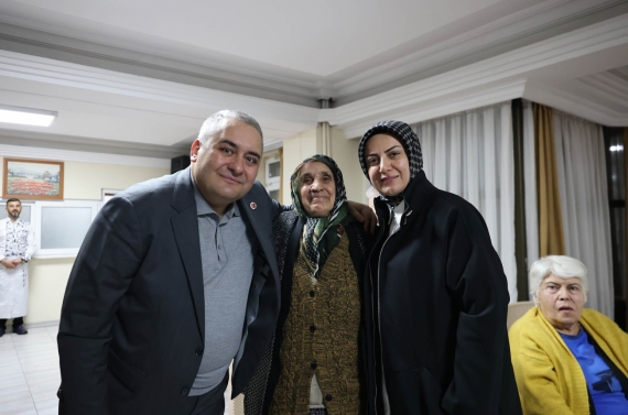 Başkan Mesut Özarslan ve eşi Filiz Özarslan, konukevi sakinleriyle iftar sofrasında buluştu
