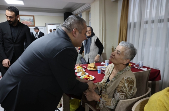 Başkan Mesut Özarslan ve eşi Filiz Özarslan, konukevi sakinleriyle iftar sofrasında buluştu