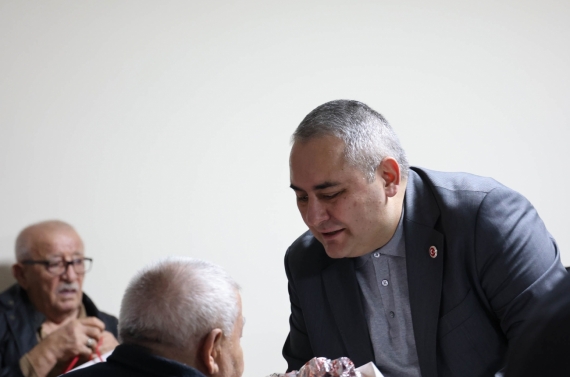 Başkan Mesut Özarslan ve eşi Filiz Özarslan, konukevi sakinleriyle iftar sofrasında buluştu