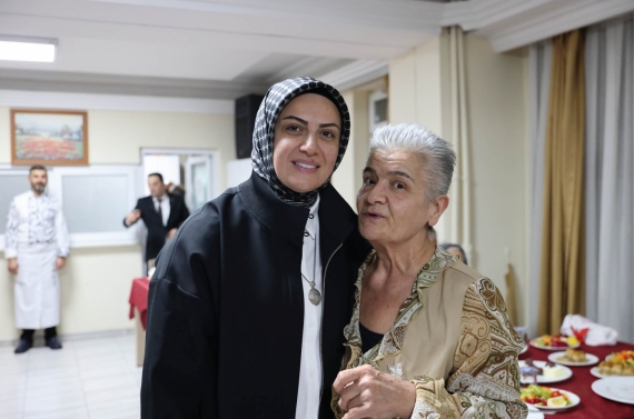 Başkan Mesut Özarslan ve eşi Filiz Özarslan, konukevi sakinleriyle iftar sofrasında buluştu