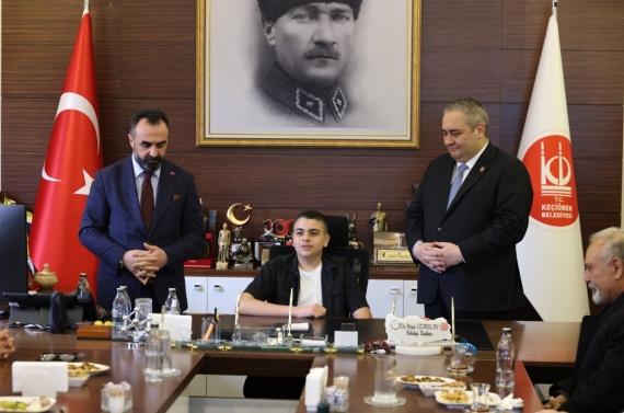 Başkan Özarslan 23 Nisan’da makamını şehit oğlu Taha Burak Çakır’a devretti