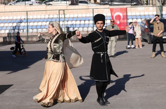 Başkan Özarslan, Yöresel Lezzetler Festivali’ni ziyaret etti