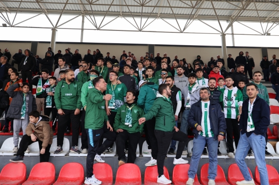 Başkan Özarslan Bağlumspor’a tribünden destek verdi, galibiyet sevincini paylaştı