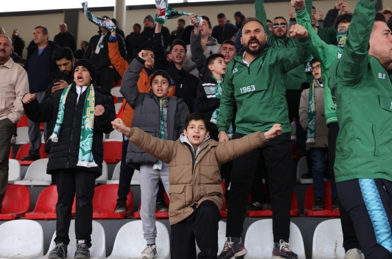 Başkan Özarslan Bağlumspor’a tribünden destek verdi, galibiyet sevincini paylaştı