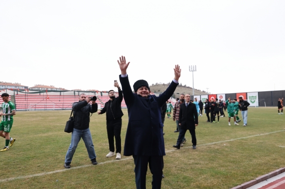 Başkan Özarslan Bağlumspor’a tribünden destek verdi, galibiyet sevincini paylaştı