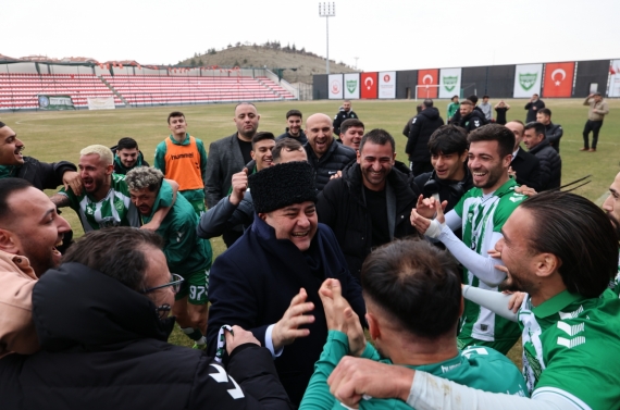 Başkan Özarslan Bağlumspor’a tribünden destek verdi, galibiyet sevincini paylaştı