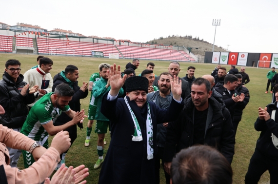 Başkan Özarslan Bağlumspor’a tribünden destek verdi, galibiyet sevincini paylaştı