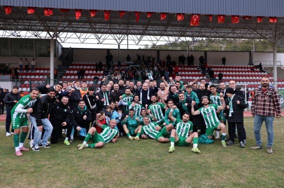 Başkan Özarslan Bağlumspor’a tribünden destek verdi, galibiyet sevincini paylaştı