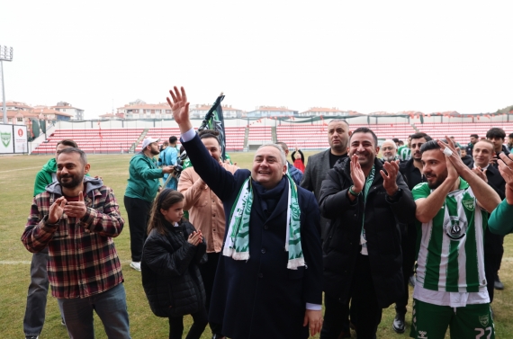 Başkan Özarslan Bağlumspor’a tribünden destek verdi, galibiyet sevincini paylaştı