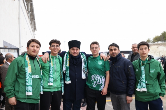 Başkan Özarslan Bağlumspor’a tribünden destek verdi, galibiyet sevincini paylaştı