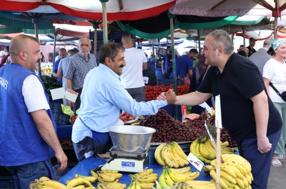 Başkan Özarslan pazarda gönüllere dokundu, talepleri yerinde çözdü