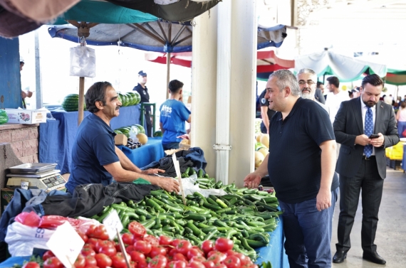 Başkan Özarslan pazarda gönüllere dokundu, talepleri yerinde çözdü