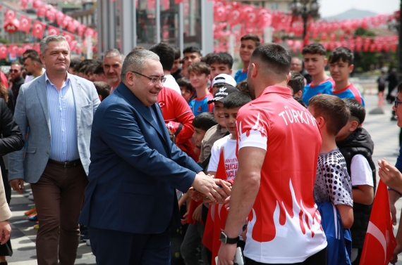Başkan Özarslan Samsun’dan gelen Türk Bayrağını ve toprağı teslim aldı