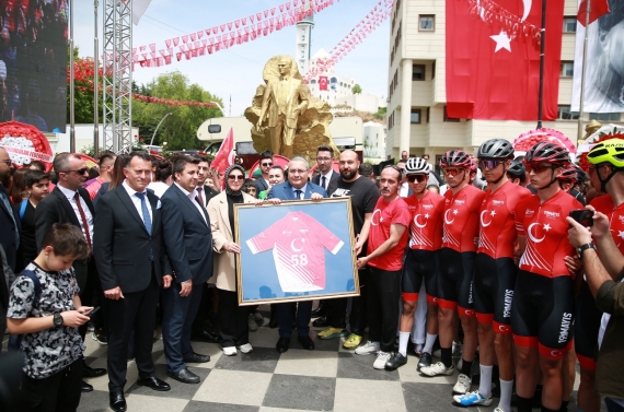 Başkan Özarslan Samsun’dan gelen Türk Bayrağını ve toprağı teslim aldı