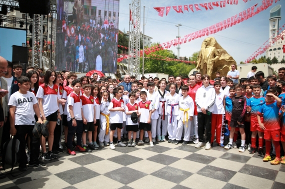 Başkan Özarslan Samsun’dan gelen Türk Bayrağını ve toprağı teslim aldı