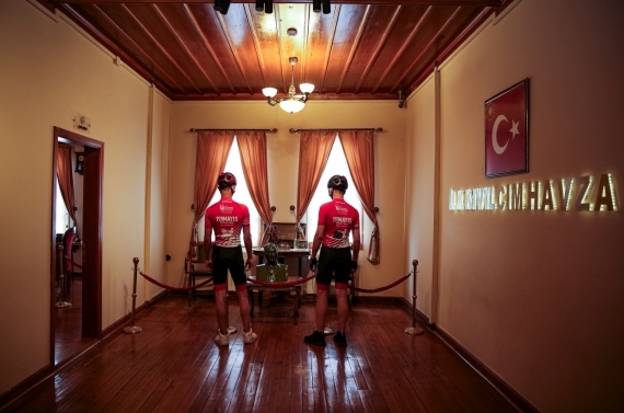 Başkan Özarslan Samsun’dan gelen Türk Bayrağını ve toprağı teslim aldı
