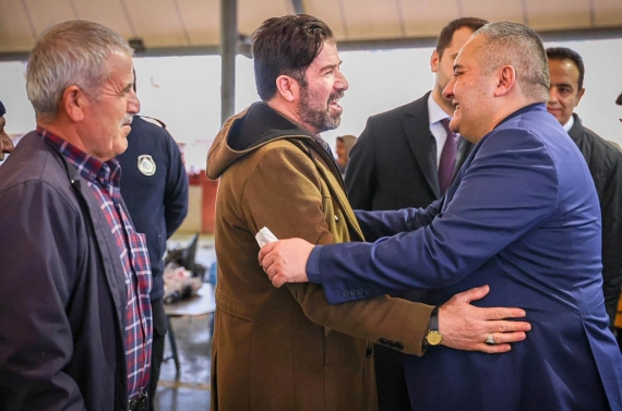 Başkan Özarslan semt pazarında esnaf ve vatandaşla buluştu