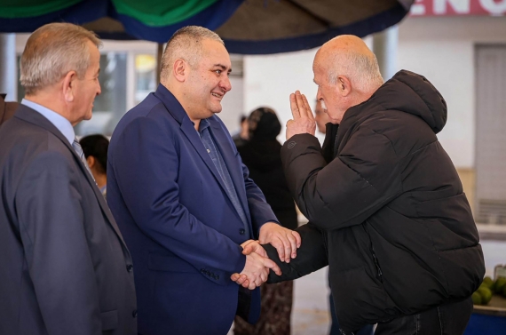 Başkan Özarslan semt pazarında esnaf ve vatandaşla buluştu
