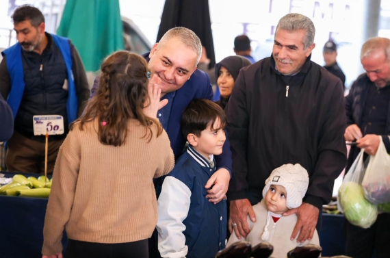 Başkan Özarslan semt pazarında esnaf ve vatandaşla buluştu