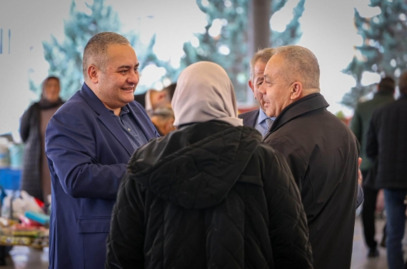 Başkan Özarslan semt pazarında esnaf ve vatandaşla buluştu