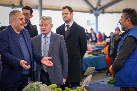 Başkan Özarslan semt pazarında esnaf ve vatandaşla buluştu