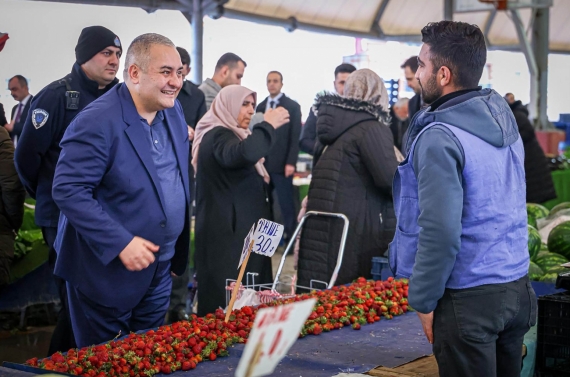 Başkan Özarslan semt pazarında esnaf ve vatandaşla buluştu